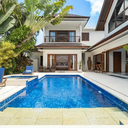 Kashantre Villa, Spacious 4 Bedroom Near Legian Beach